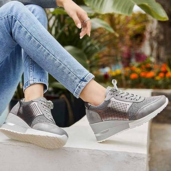 Sneaker con zeppa interna da donna