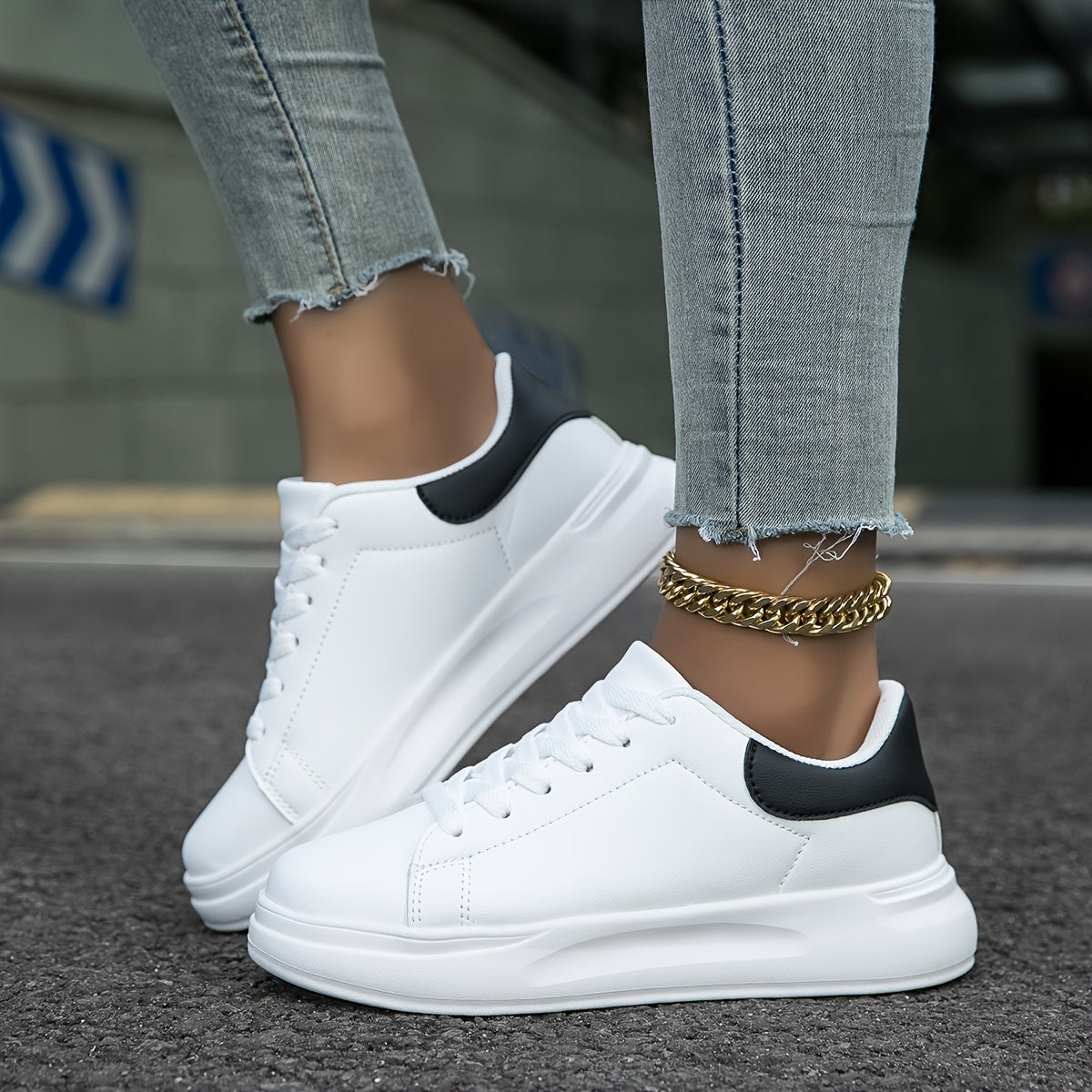Sneakers minimal in pelle da donna