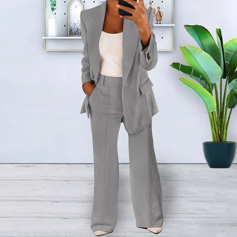 Tailleur pantalone con pantaloni a gamba larga da donna
