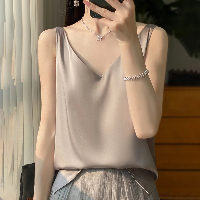 Top da donna in seta alla moda per un look elegante
