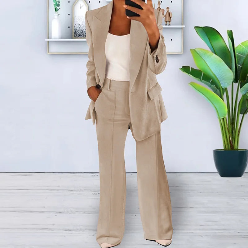 Tailleur pantalone con pantaloni a gamba larga da donna