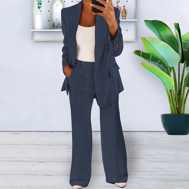 Tailleur pantalone con pantaloni a gamba larga da donna