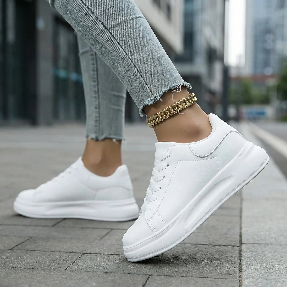 Sneakers bianche da donna con lacci e suola in EVA antiscivolo