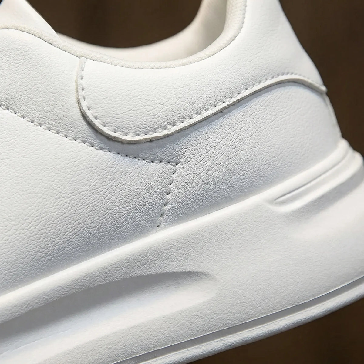 Sneakers bianche da donna con lacci e suola in EVA antiscivolo