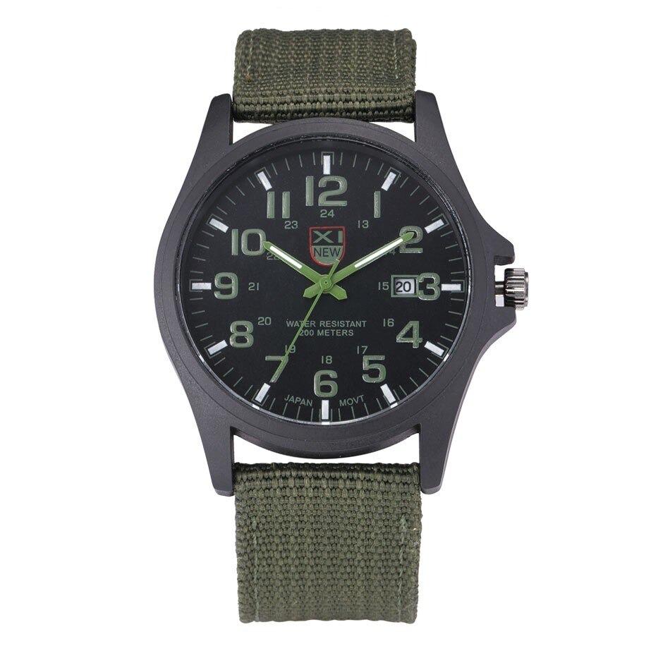 Orologio in stile militare con quadrante luminoso