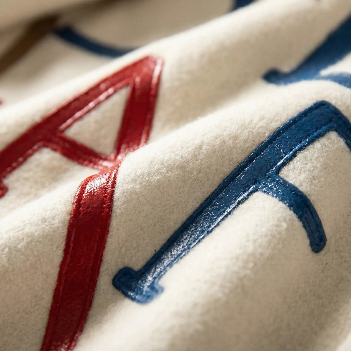 Cappotto Lungo Oversized con Stampa Lettere