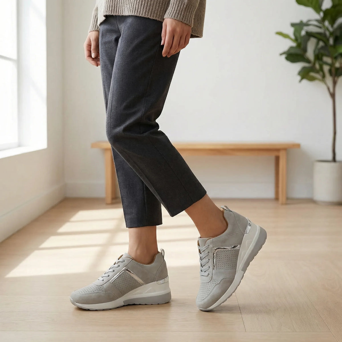 Sneakers con zeppa interna, lacci e tomaia perforata