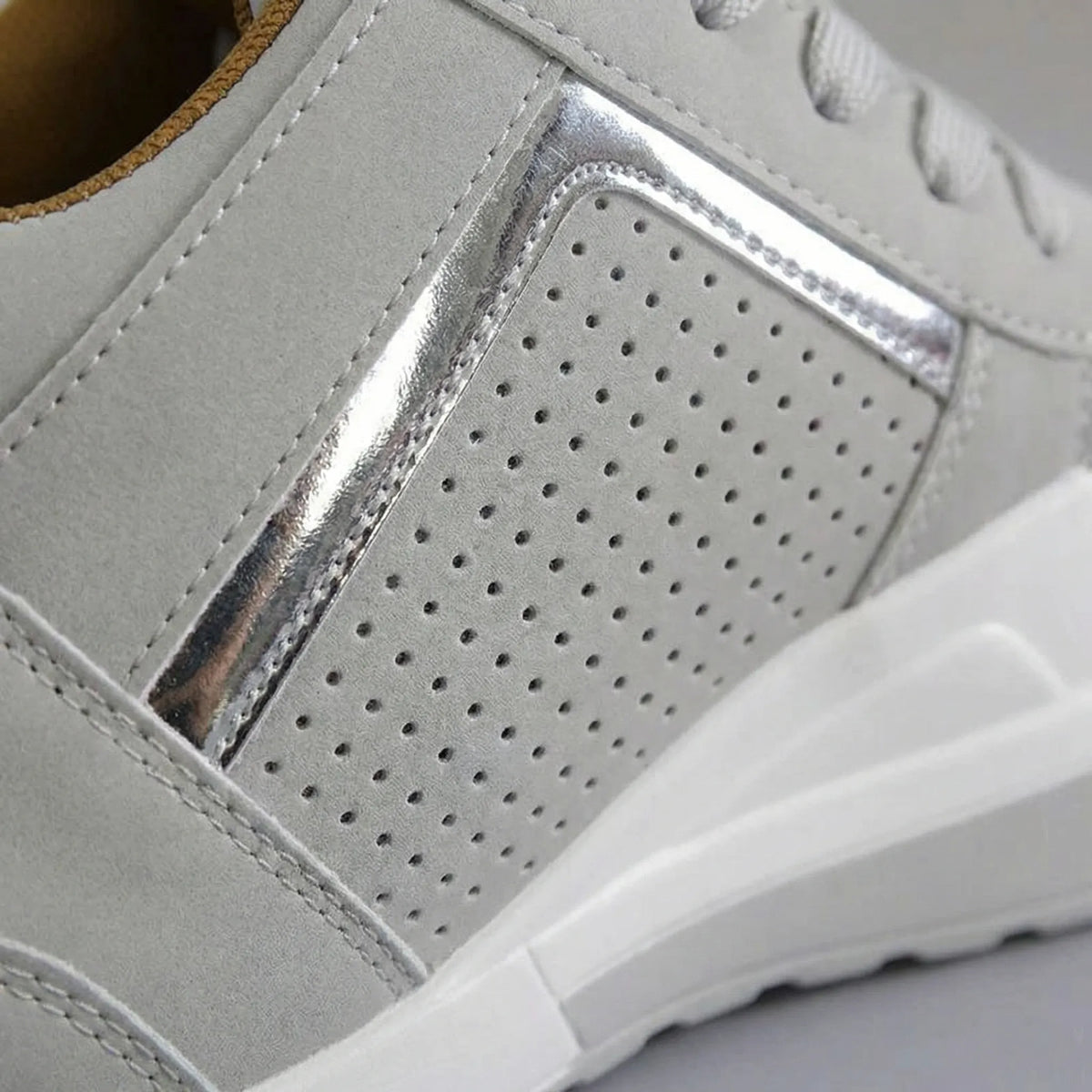 Sneakers con zeppa interna, lacci e tomaia perforata