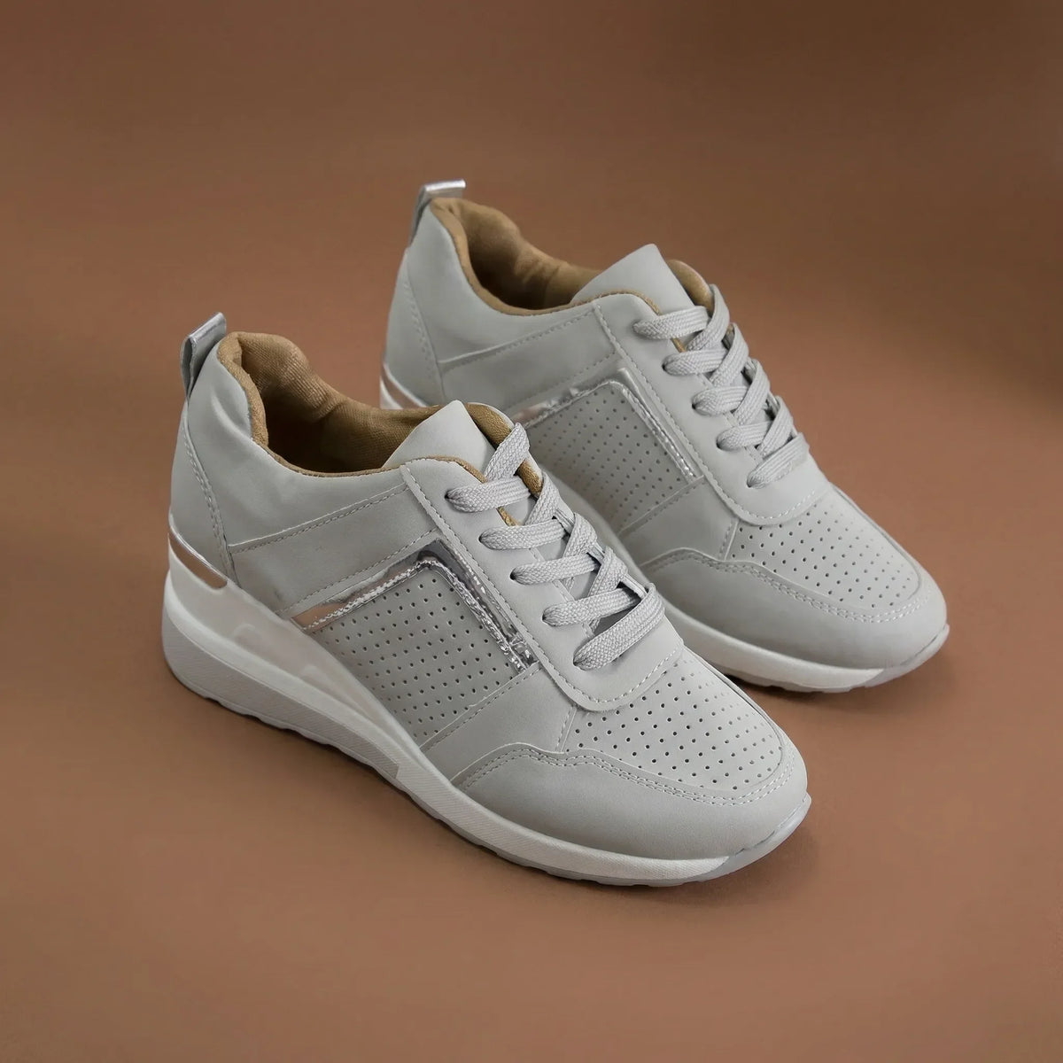 Sneakers con zeppa interna, lacci e tomaia perforata