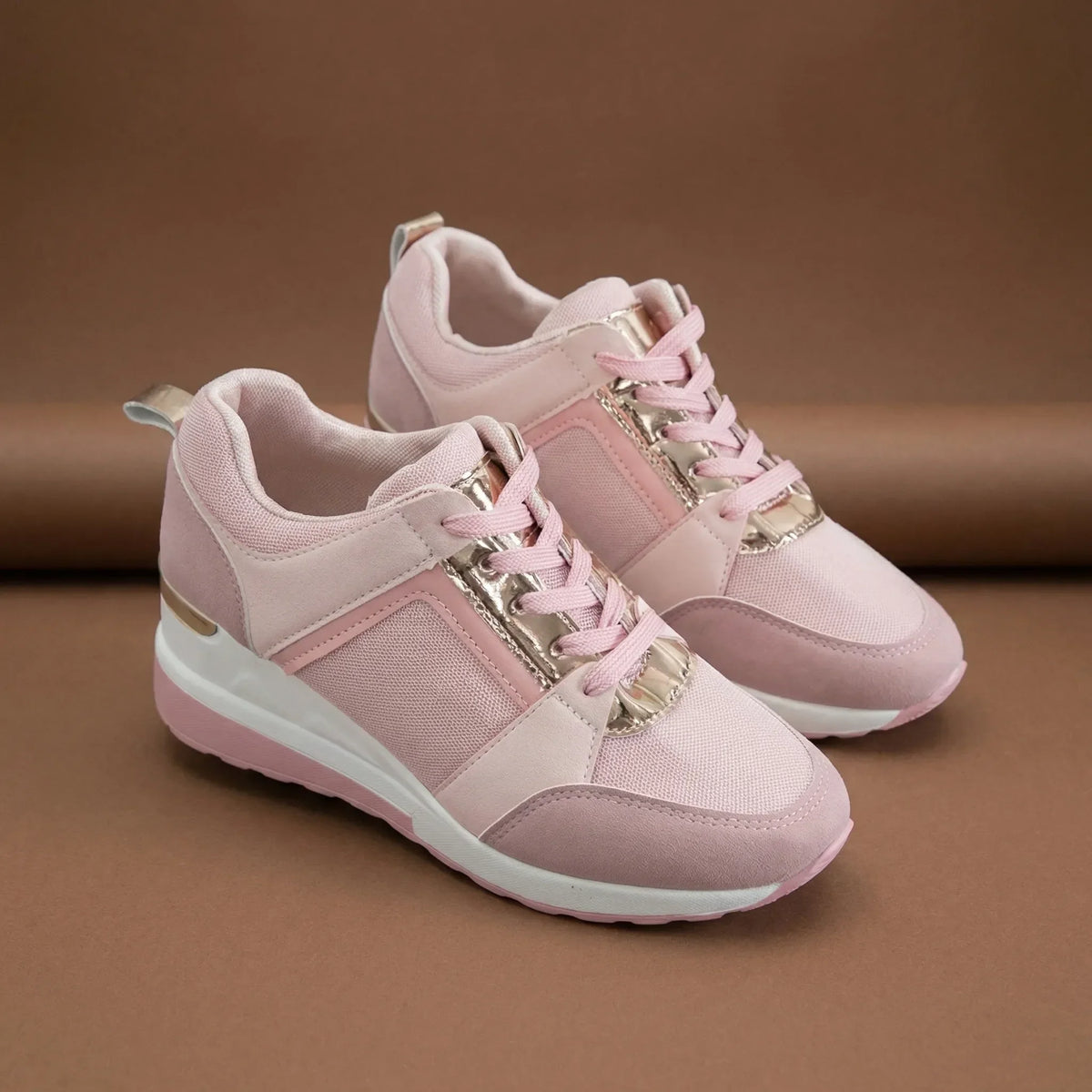 Sneakers con zeppa interna, lacci e tomaia perforata