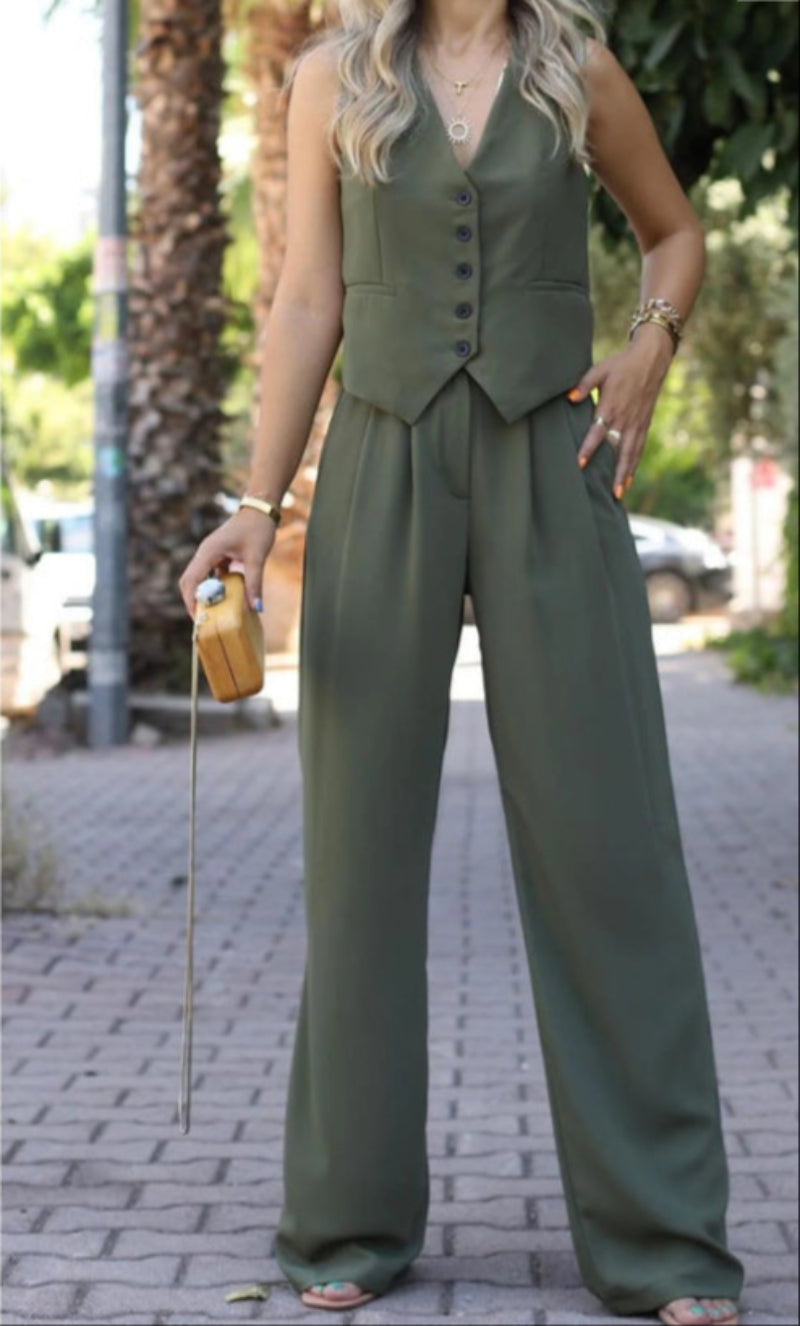 Completo con blazer smanicato e pantaloni slim da donna