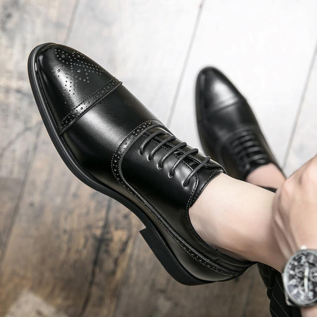 Scarpe Oxford da uomo in pelle lucida con decorazioni brogue