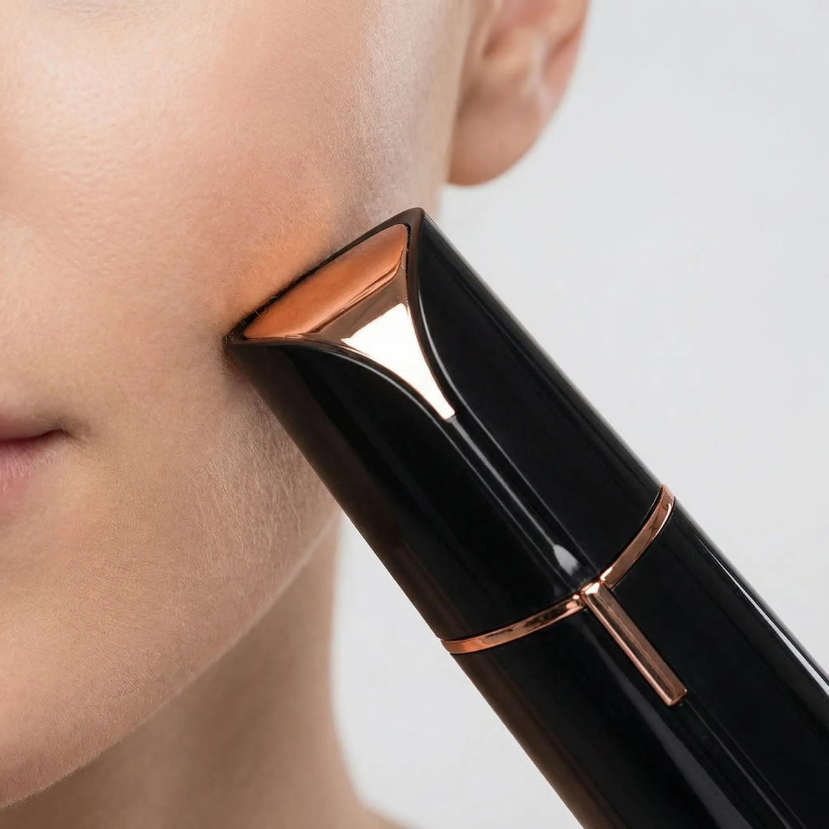 Rasoio elettrico viso da donna compatto con luce integrata