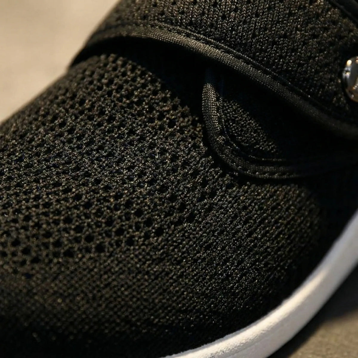 Scarpa da passeggio a calzata ampia con chiusura a strappo e tomaia in mesh