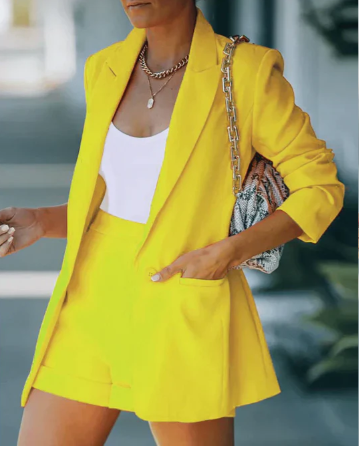 Completo blazer e shorts a vita alta da donna