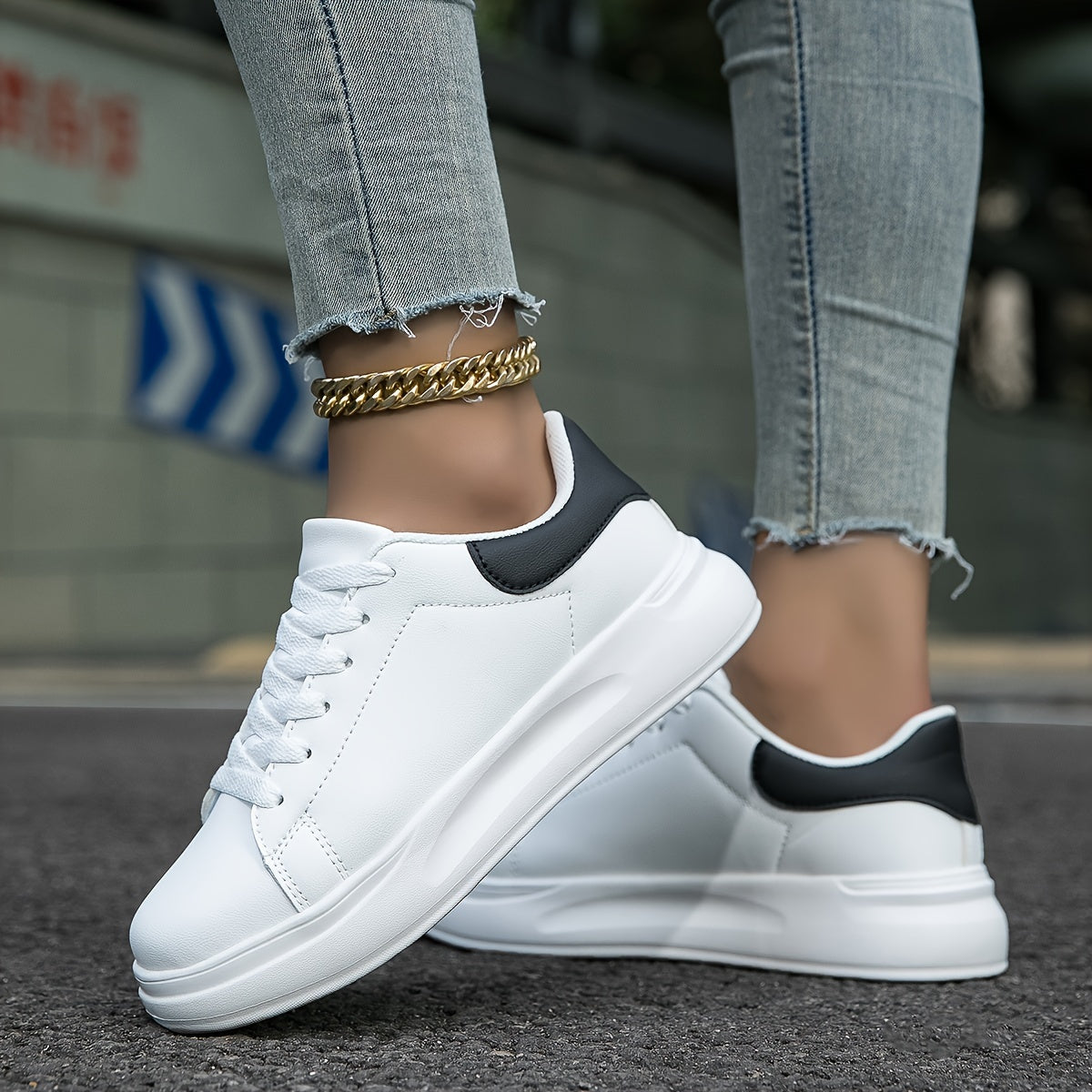 Sneakers minimal in pelle da donna