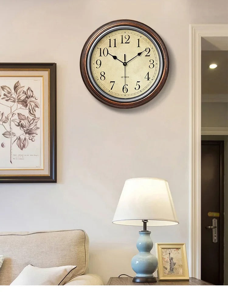 Orologio da parete classico con numeri romani