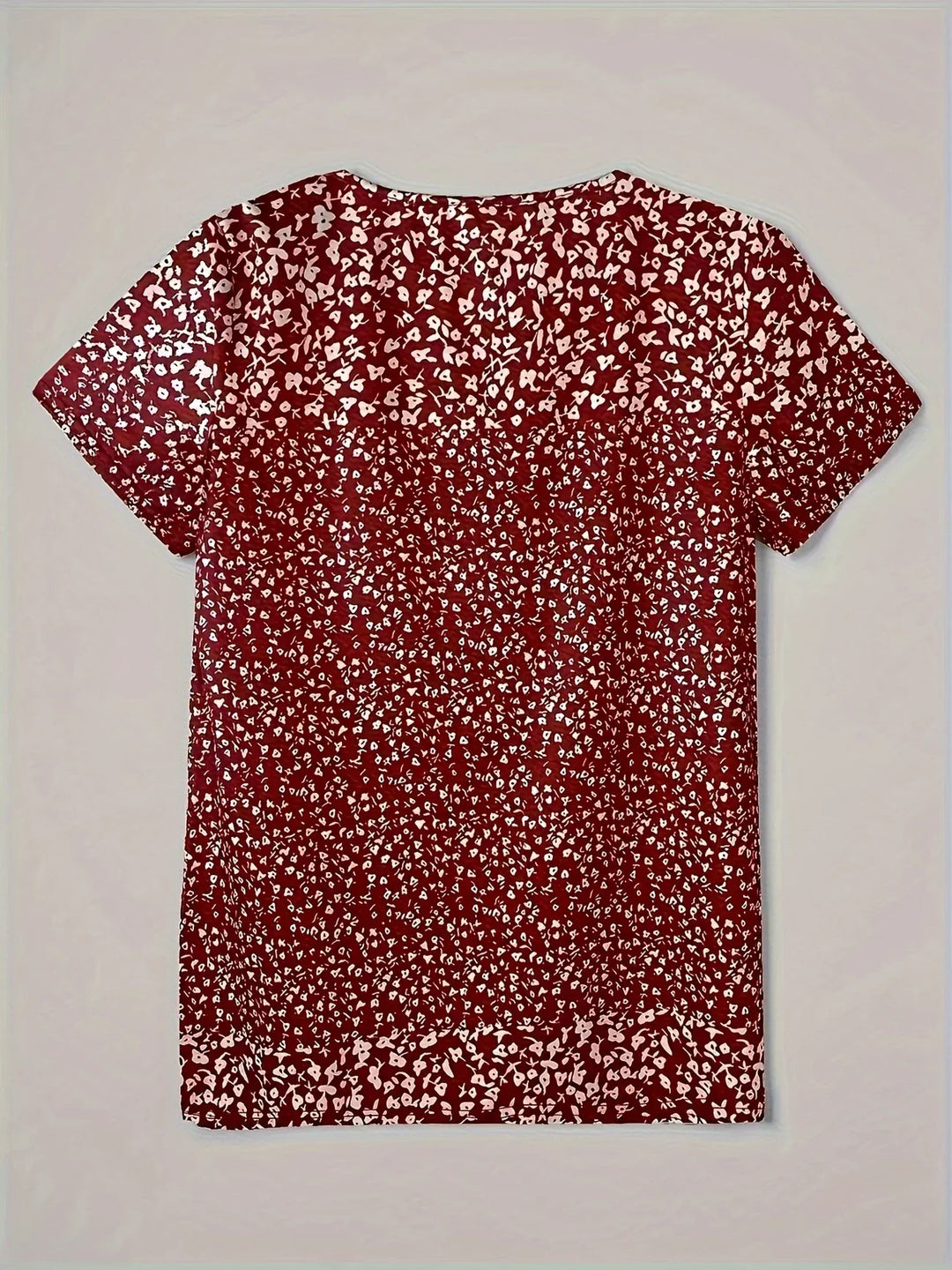 Top estivo casual con scollo a V, chiusura con bottoni e maniche corte