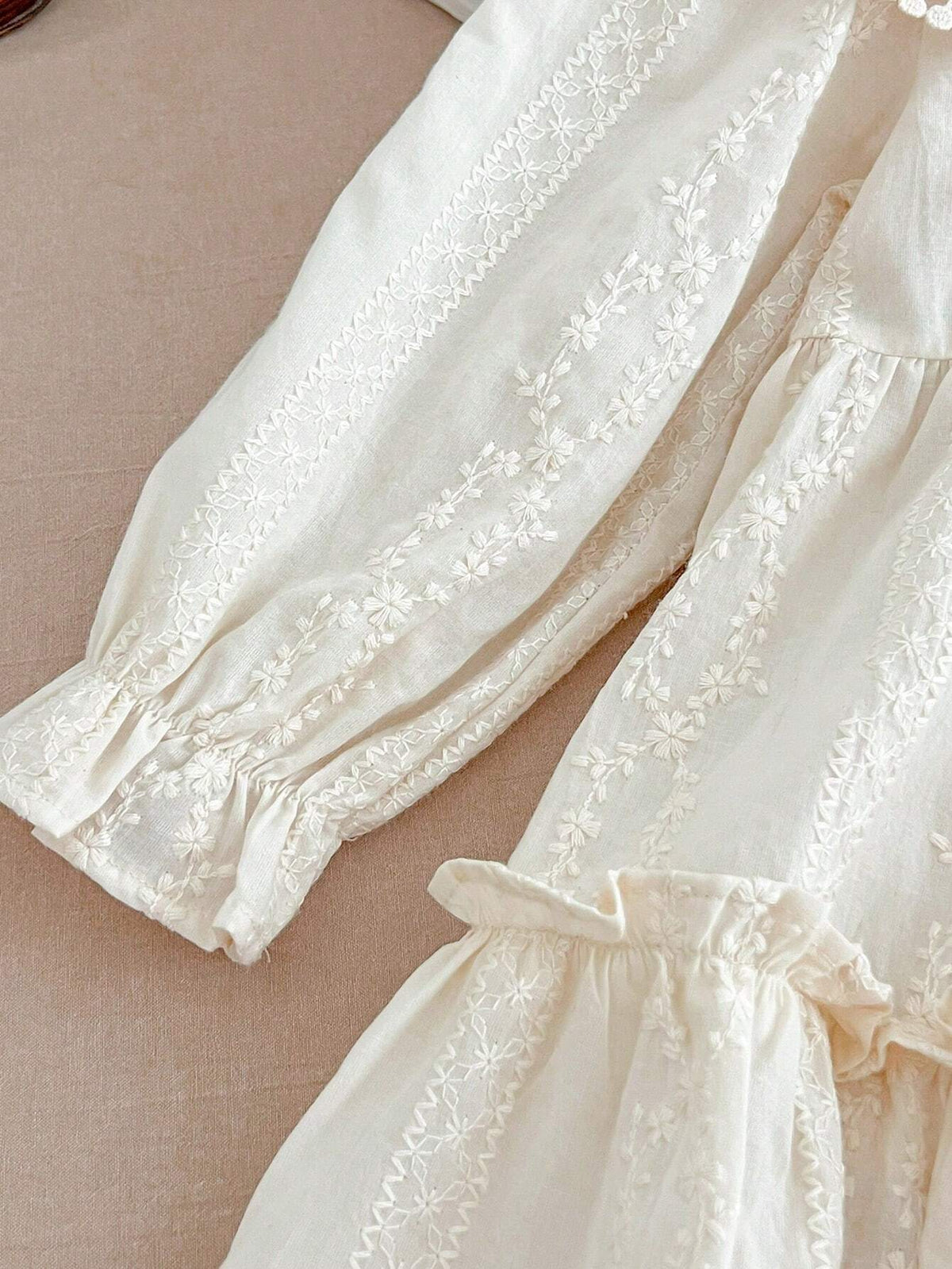 Fosca – Abito da bambina con colletto in pizzo e maniche lunghe