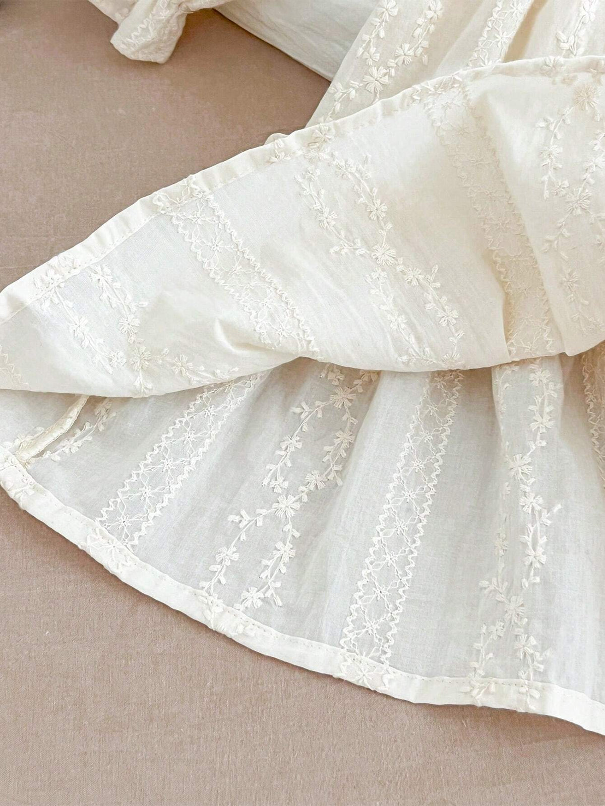 Fosca – Abito da bambina con colletto in pizzo e maniche lunghe