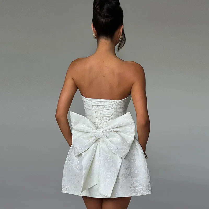 LuxeCharm – Elegante abito con scollo all’americana per la sera