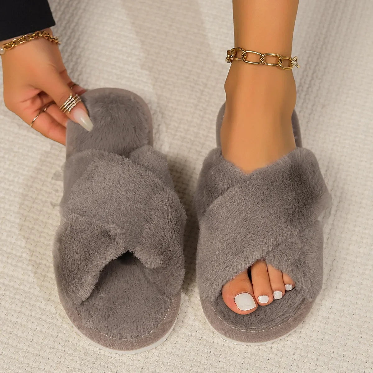 Pantofole in peluche con fasce incrociate da donna
