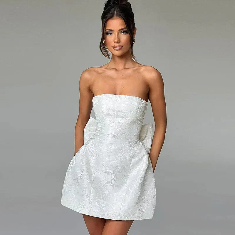 LuxeCharm – Elegante abito con scollo all’americana per la sera