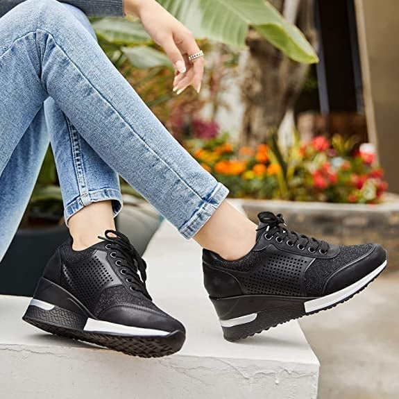 Sneaker con zeppa interna da donna