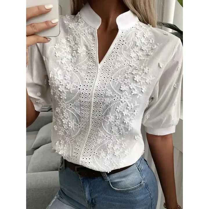 Camicetta bianca estiva con ricami e scollo a V