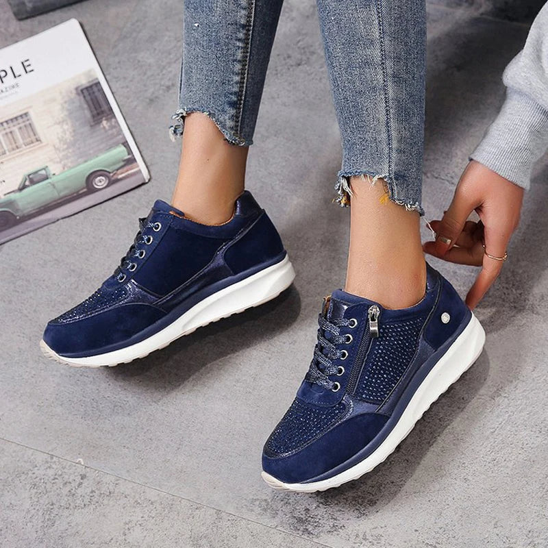 Sneakers da donna con dettagli in cristallo e suola con plateau