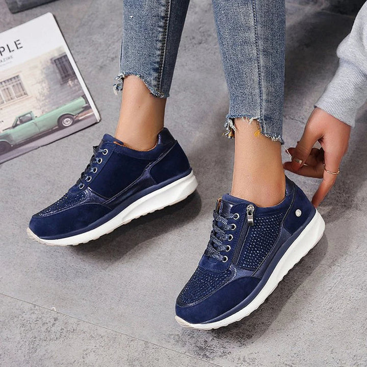 Sneakers da donna con dettagli in cristallo e suola con plateau