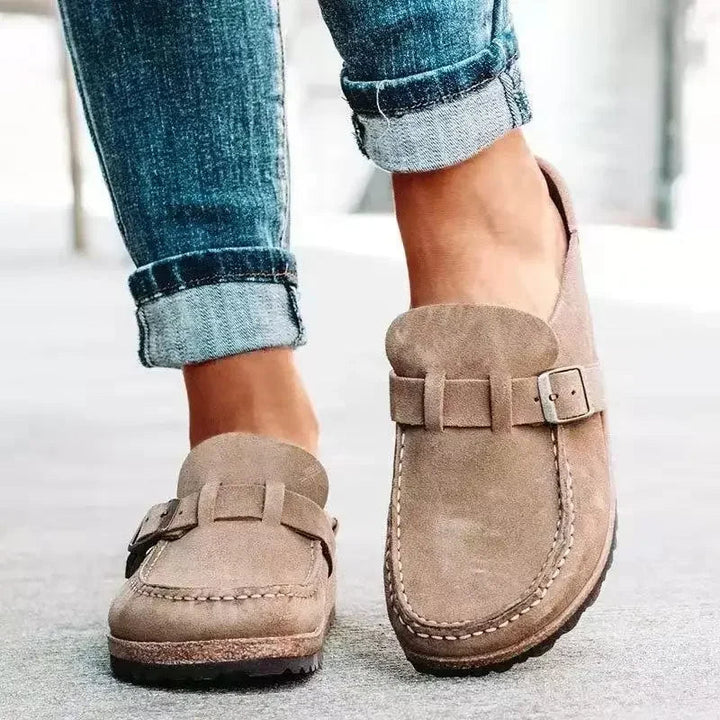 Mules piatte da donna con fibbia in stile retrò