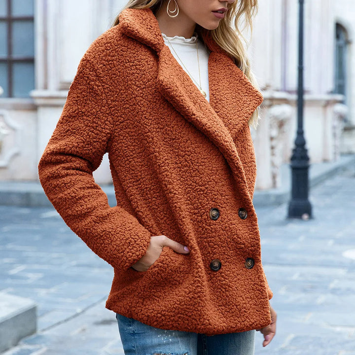 Cappotto di media lunghezza con abbottonatura a doppio petto: calore chic con una silhouette intramontabile