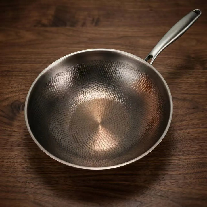 Padella wok in titanio battuto con fondo piatto