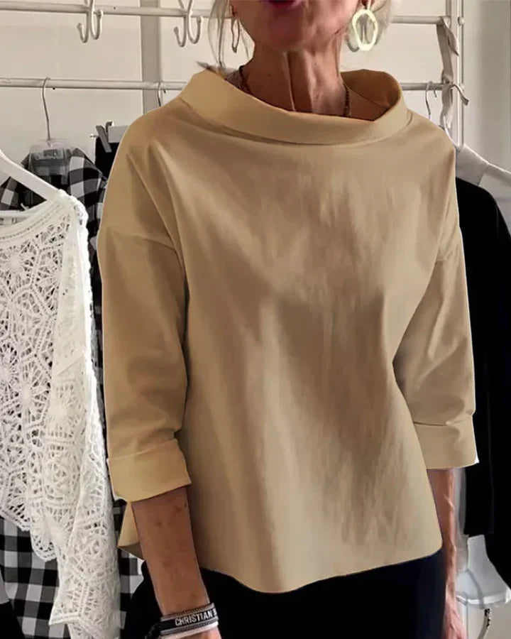 Top casual con risvolti larghi e mezzo collo alto per un look elegante