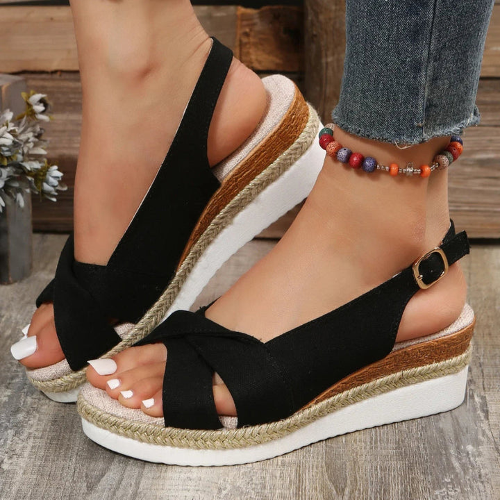 Sandali con zeppa e punta aperta alla moda per donna: valorizza il tuo stile estivo con comfort ed eleganza