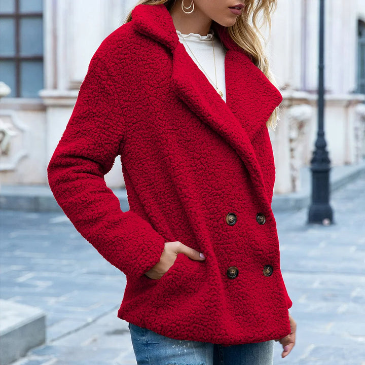 Cappotto di media lunghezza con abbottonatura a doppio petto: calore chic con una silhouette intramontabile