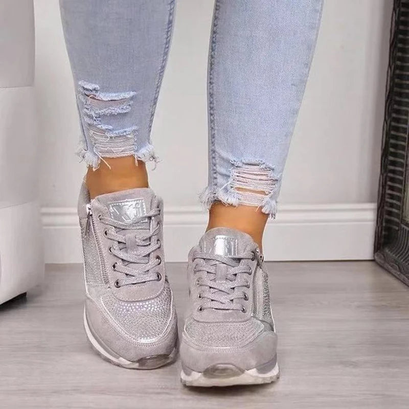 Sneakers da donna con dettagli in cristallo e suola con plateau