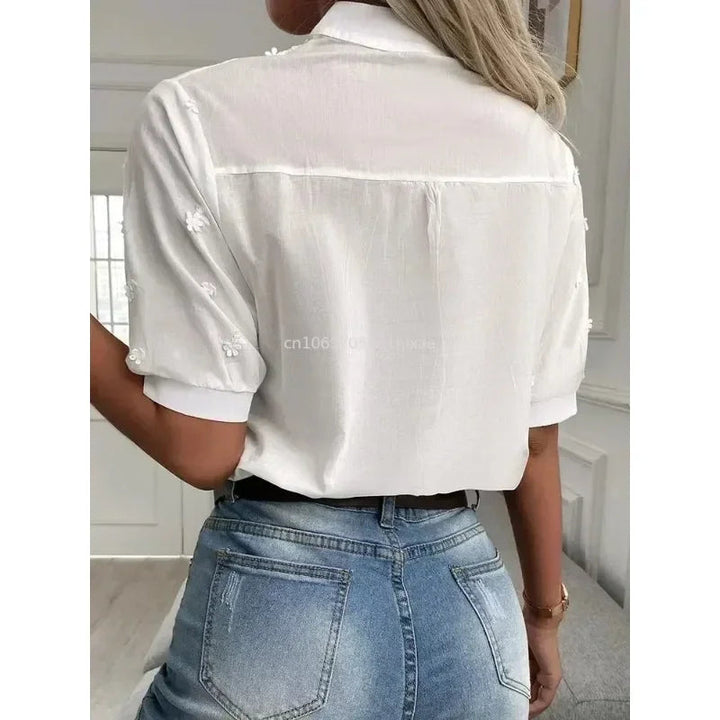 Camicetta bianca estiva con ricami e scollo a V