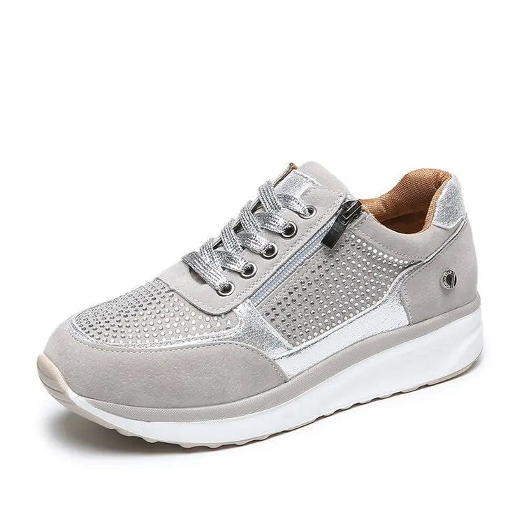 Sneakers da donna con dettagli in cristallo e suola con plateau