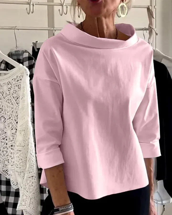 Top casual con risvolti larghi e mezzo collo alto per un look elegante