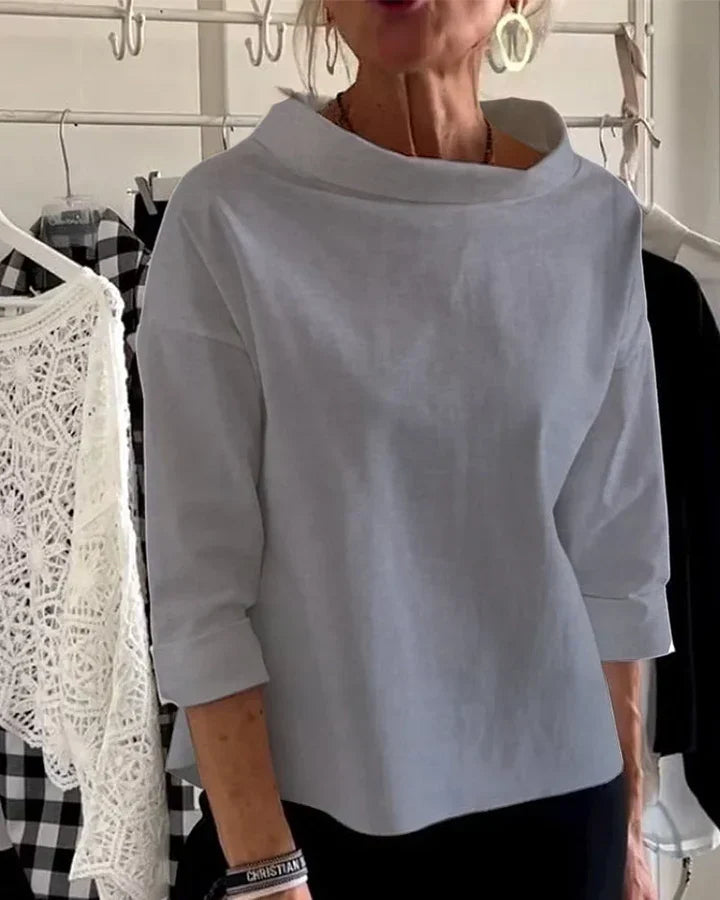 Top casual con risvolti larghi e mezzo collo alto per un look elegante
