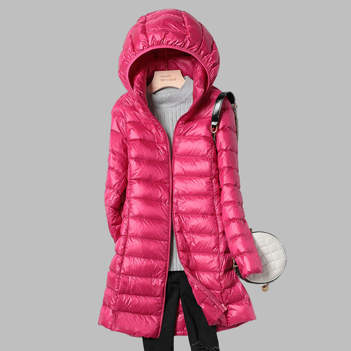 Piumino lungo con cappuccio staccabile da donna: resta al caldo e alla moda per tutta la stagione