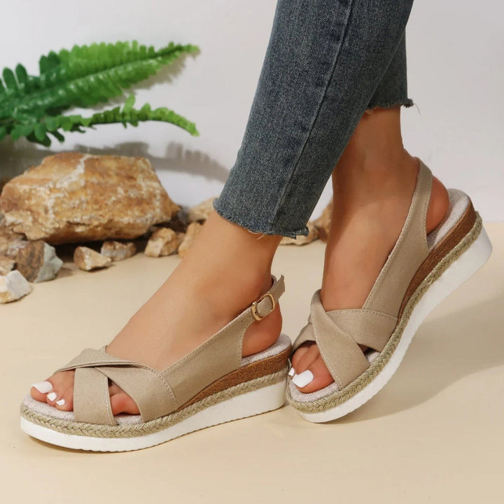 Sandali con zeppa e punta aperta alla moda per donna: valorizza il tuo stile estivo con comfort ed eleganza