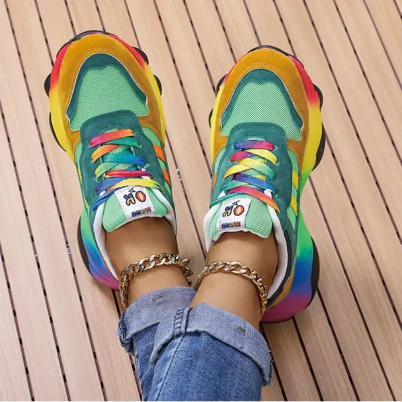 Sneakers multicolori alla moda con suola a zeppa