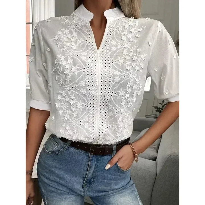 Camicetta bianca estiva con ricami e scollo a V