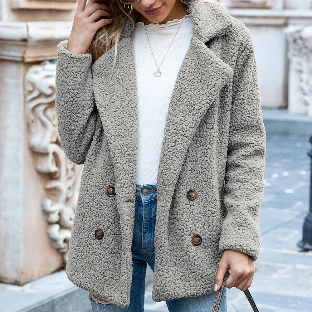 Cappotto di media lunghezza con abbottonatura a doppio petto: calore chic con una silhouette intramontabile