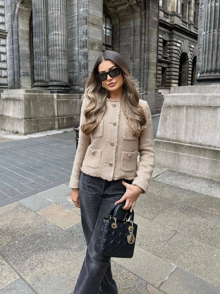 Elegante giacca corta in tweed da donna: raffinatezza senza tempo con un tocco moderno