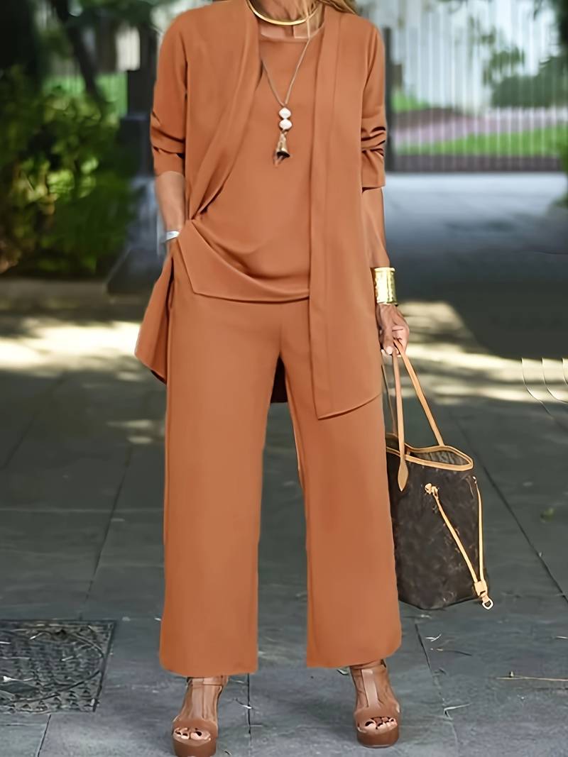 Completo tre pezzi da donna con top, cardigan e pantaloni