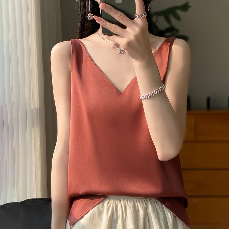 Top da donna in seta alla moda per un look elegante
